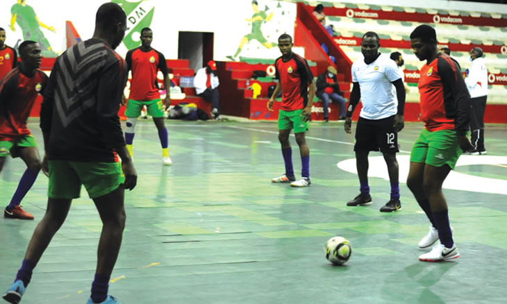 Campeonato Nacional de Futsal disputado por  14 equipas