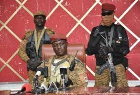 Burkina Faso: Junta militar demite primeiro-ministro e dissolve governo